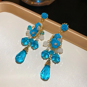 Boucles d'oreilles fleur élégantes avec gouttes de cristal bleu et perles blanches