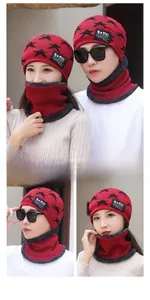 Detalle de gorro de punto de invierno y calentador de cuello con forro polar y diseño de estrella