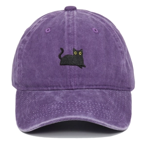 Detail der schwarzen Katzenstickerei auf einer lila gewaschenen Baumwoll-Baseballkappe