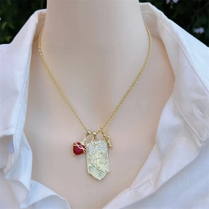 Détail macro du pendentif rectangulaire plaqué or 18K avec breloque cœur sur modèle