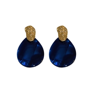 Vintage acrylic pleated water drop earrings with hammered gold metal accents