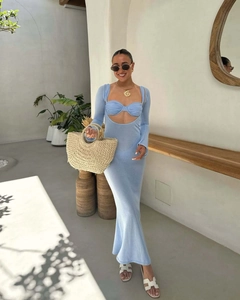 Détail d'une robe bleue à manches longues avec design de buste unique et coupe sirène fluide