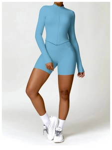 Details des blauen elastischen Sportsets mit Reißverschlussjacke und Radlerhose