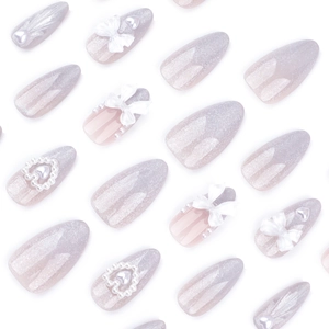Faux ongles amande dégradés lavande œil de chat avec nœuds 3D, perles et cœurs chic