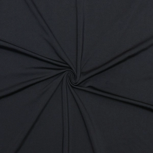 Vue détaillée du tissu plissé noir doux montrant une grande élasticité et un beau drapé