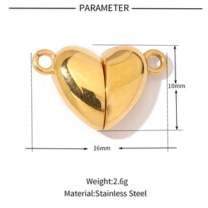 Détail d'un fermoir magnétique en forme de cœur doré de 16 mm en acier inoxydable