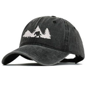 Dettaglio del ricamo Bigfoot di alta qualità su un cappellino in denim lavato vintage