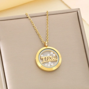 Détail du collier plaqué or 18 carats avec pendentif rond orné d'une perle et texte Mae