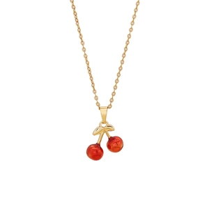 Collier cerise avec perles rouges translucides et chaîne dorée sur fond blanc immaculé