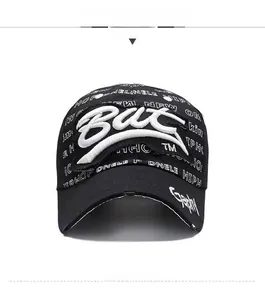 Vue de face d'une casquette noire avec broderie blanche 3D But et style streetwear