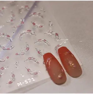 Détails macro des autocollants ongles M-571 avec lignes argentées 3D et gouttes d'eau