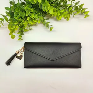 Elegante portafoglio da donna in pelle litchi nera con ciondolo a cuore e nappa