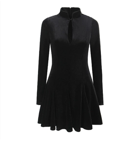 Vue détaillée d'une robe mini en velours noir avec col montant et ouverture