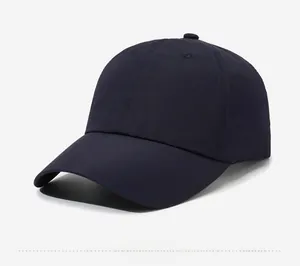 Vista laterale di un cappellino da baseball blu navy a sei pannelli con visiera curva