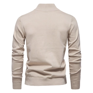 Vue détaillée du dos du pull en coton beige avec poignets côtelés et col montant haut