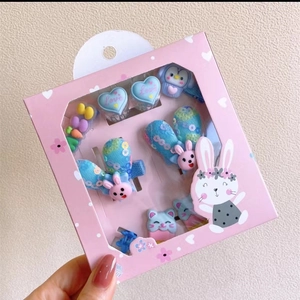 Detailansicht der rosa Geschenkbox für Kinder mit Haarspangen und Schleifen-Accessoires