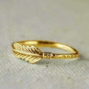 Macro-opname van gouden veerring met fijne texturen en gehamerde metalen details