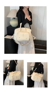 Vues détaillées du sac à langer matelassé beige avec broderie de tulipes roses