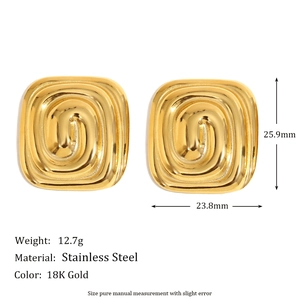 Boucles d'oreilles labyrinthe carrées en acier inoxydable plaqué or 18 carats sur fond blanc