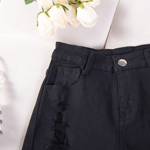 Dettaglio degli shorts in denim nero a vita alta con bottone in metallo e strappi