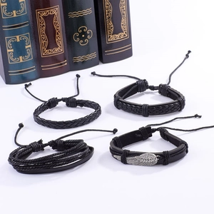 Lot de quatre bracelets en cuir tressé noir avec nœuds réglables et breloque aile argent