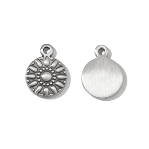 Detailansicht von Silberanhänger aus Edelstahl mit Sonnenblumenmuster und glatter Oberfläche