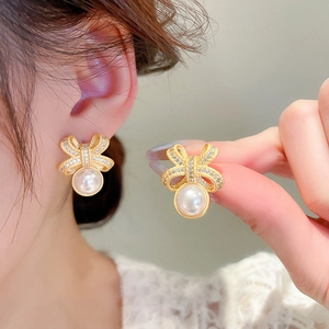 Boucles d'oreilles nœud vintage élégantes avec perles et cristaux dorés