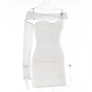 Dettaglio di un abito bodycon bianco con spalle scoperte, maniche in tulle e vita a corsetto