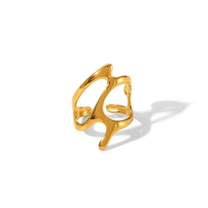 Nahaufnahme des goldenen Lavarings mit flüssiger Metalltextur und poliertem Finish