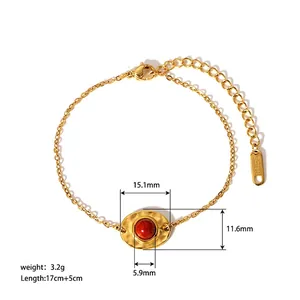 Détail d'un bracelet en acier inoxydable plaqué or 18 carats avec pierre de cornaline