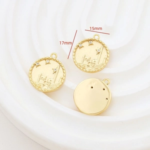 Detail eines 15mm goldplattierten Rundanhängers mit Zirkonia und Reliefprägung