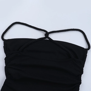 Vue détaillée du caraco noir à nœud avec bretelles tressées et texture plissée du tissu