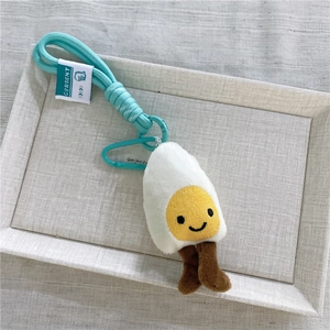 Dettaglio portachiavi peluche a forma di uovo fritto con cordino blu intrecciato