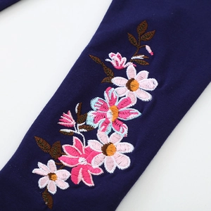 Leggings en maille bleu foncé pour enfants avec broderie détaillée de marguerites colorées
