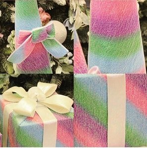 Dettaglio ravvicinato delle scatole di Natale arcobaleno con texture crepata bianca