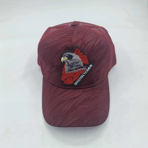 Vista frontal detallada de gorra de béisbol granate con parche bordado de águila