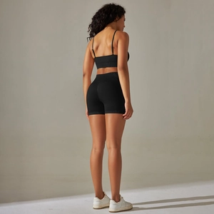 Rückansicht von schwarzem Sport-BH und Shorts mit hoher Taille und breitem Saum
