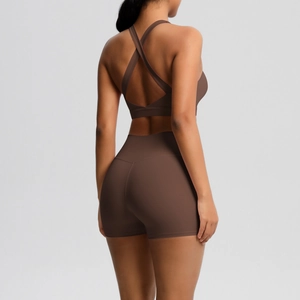 Detailansicht eines braunen Yoga-Sets mit X-förmigen Trägern und High-Waist-Shorts am Rücken