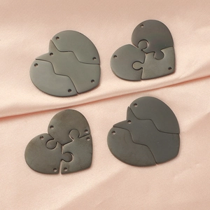 Vue détaillée des breloques puzzle en forme de cœur en acier pour bijoux DIY
