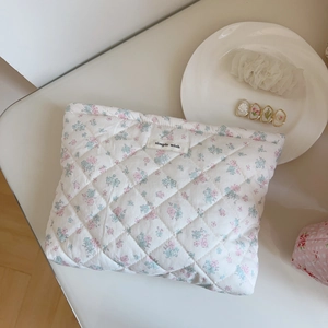 Trousse à maquillage en coton matelassé à fleurs roses avec une texture douce et spacieuse