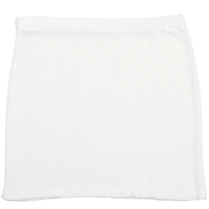 Dettaglio della texture in maglia spugna bianca morbida del set gonna e top senza maniche