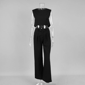 Detailansicht des schwarzen ärmellosen Crop-Tops und der weiten Hose mit hohem Bund