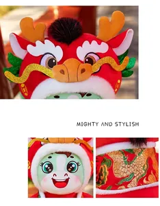 Detailopname van een Chinese stijl paardenknuffel met drakenborduurwerk