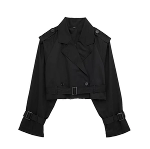 Détail de la veste trench noire à double boutonnage avec ceinture et pattes de serrage