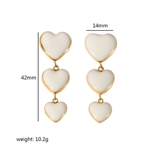 Boucles d'oreilles pendantes triple cœur en émail crème et acier doré 18K de 42mm