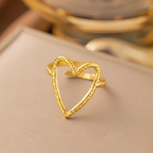 Verstellbarer, 18K vergoldeter offener Ring mit großem, gehämmertem Herz-Design