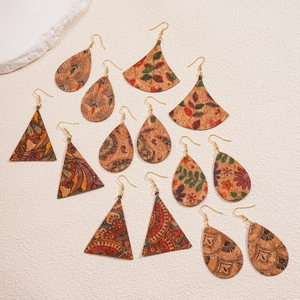 Lot de 7 boucles d'oreilles vintage en cuir aux formes géométriques et gouttes