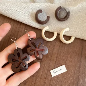 Détails de boucles d'oreilles en bois vintage avec fleurs ajourées et clous géométriques