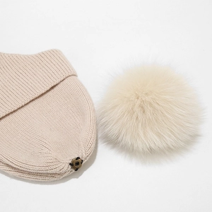 Bonnet en tricot côtelé beige avec pompon amovible en fausse fourrure pour hiver