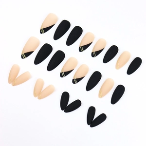 Unghie finte a mandorla opache nere e nude con eleganti linee glitterate dorate